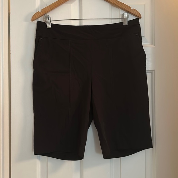 Chicos zennergy black walking short with pockets size 6 - Picture 1 of 3